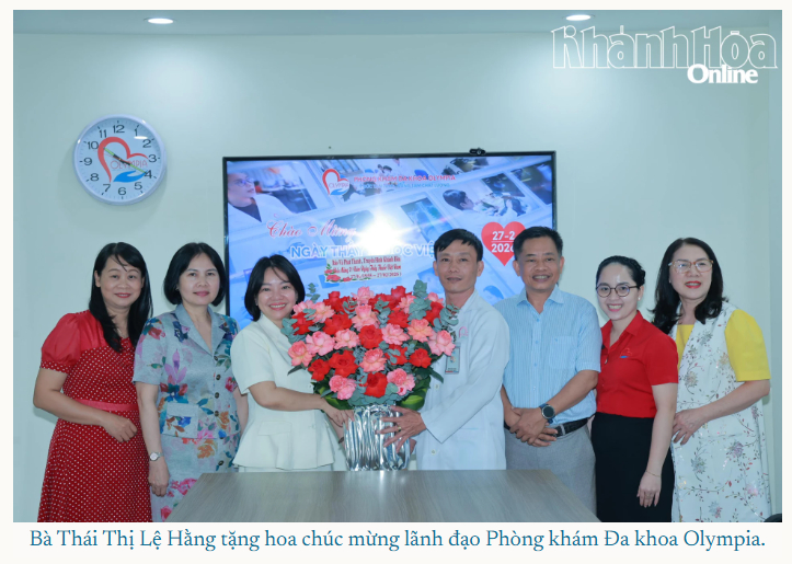bao khánh hòa - bà Thái Thị Lệ Hằng tặng hoa chúc mừng lãnh đạo phòng khám đa khoa olympia