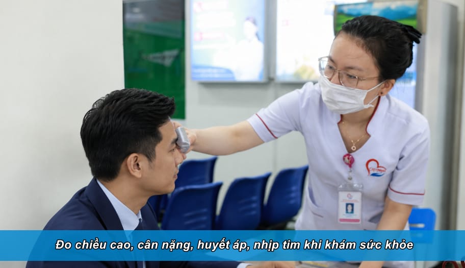 Đo chiều cao, cân nặng, huyết áp, nhịp tim khi khám sức khỏe