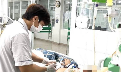 Phiếu kết quả xét nghiệm viêm gan B và bác sĩ giải thích cho người bệnh, ảnh minh họa