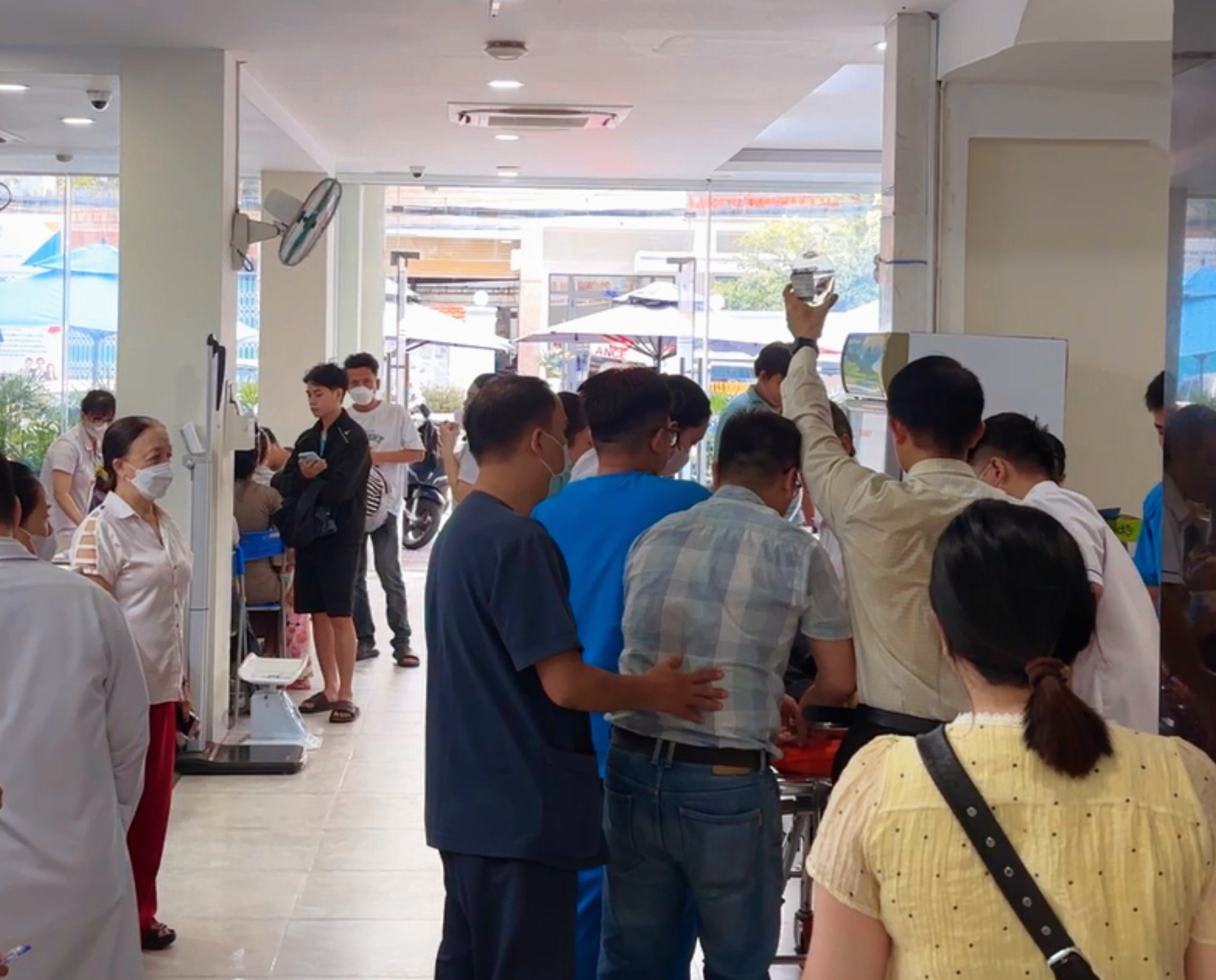 Công tác cấp cứu: đưa bệnh nhân lên cáng cấp cứu từ tầng 1 xuống trệt để đi ra xe cấp cứu