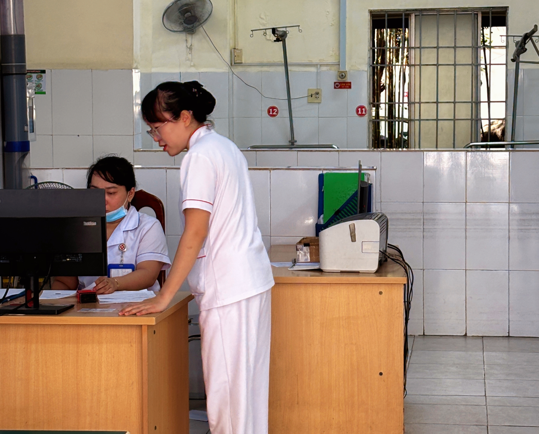 Điều dưỡng cung cấp thông tin cấp cứu cho bệnh viện tỉnh