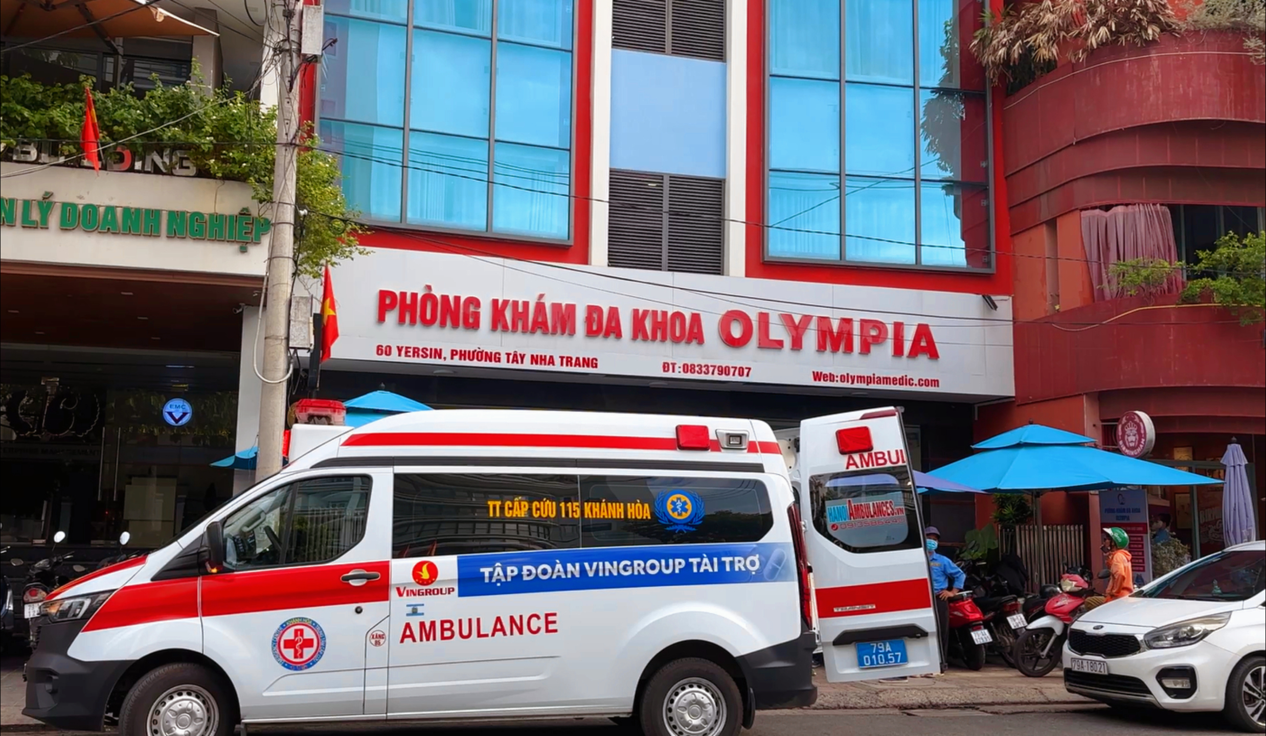 Xe cấp cứu đến trước Phòng khám Đa khoa Olympia
